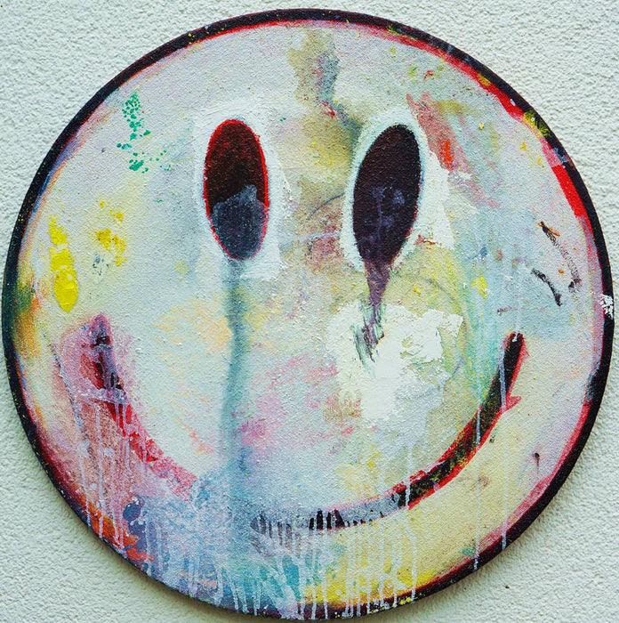 Smiley V – rundes weißes Smiley-Gemälde aus der Serie Schmiertafel von Mark Hellbusch