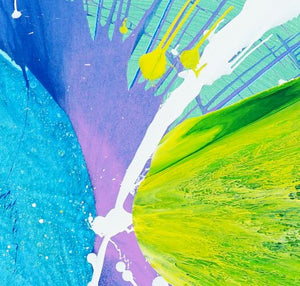 Splash 35 | Moderne Kunst in Blau, Violett, Grün und Weiß. Malerei auf runder Leinwand mit einem Durchmesser von 100 cm (Ausschnitt). Durch Farbwürfe entsteht eine schwungvolle, abstrakte Komposition in kühlen Farben. Präsentiert und fotographiert an der Außenmauer des Ateliers Hellbusch. Experimentelle Kunst. ARTLET | Atelier Hellbusch