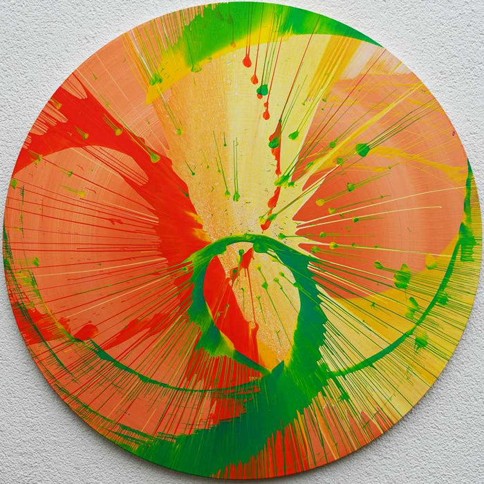 Rundes Gemälde „Splash 14“ in Orange, Gelb und Grün, abstrakte Acrylmalerei mit strahlenförmigen Linien und dynamischer Farbenergie auf rotierender Leinwand, Atelier Hellbusch