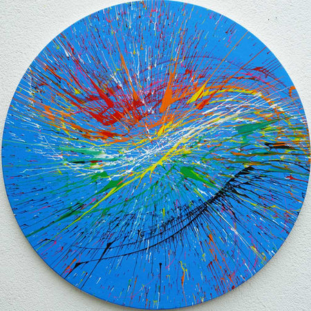 Rundes Gemälde „Splash 69“ in intensivem Blau mit dynamischen Farbspritzern in Rot, Gelb, Grün und Weiß, abstrakte Acrylmalerei mit strahlenförmiger Bewegung, Atelier Hellbusch