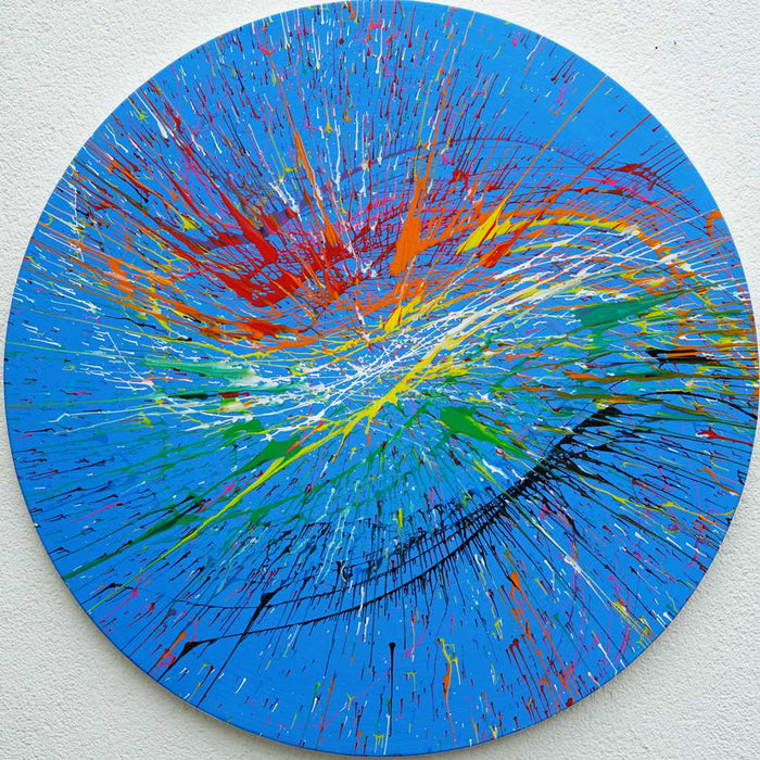 Rundes Gemälde „Splash 69“ in intensivem Blau mit dynamischen Farbspritzern in Rot, Gelb, Grün und Weiß, abstrakte Acrylmalerei mit strahlenförmiger Bewegung, Atelier Hellbusch