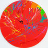 Modernes, rundes Bild Splash 55: Rote Leinwand mit dynamischen Farbspritzern in Blau, Grün, Gelb, Orange und Weiß. Zeitgenössische, abstrakte Kunst von Mark Hellbusch, 2024.