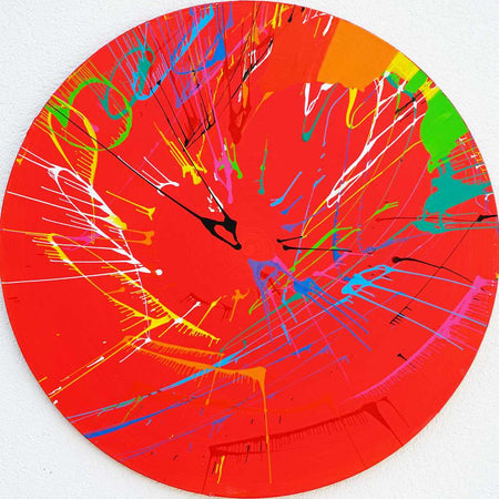 Modernes, rundes Bild Splash 55: Rote Leinwand mit dynamischen Farbspritzern in Blau, Grün, Gelb, Orange und Weiß. Zeitgenössische, abstrakte Kunst von Mark Hellbusch, 2024.