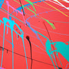 Modernes, rundes Bild Splash 55 (Nahansicht): Rote Leinwand mit dynamischen Farbspritzern in Blau, Grün, Gelb, Orange und Weiß. Zeitgenössische, abstrakte Kunst von Mark Hellbusch, 2024.