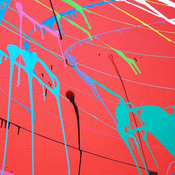 Modernes, rundes Bild Splash 55 (Nahansicht): Rote Leinwand mit dynamischen Farbspritzern in Blau, Grün, Gelb, Orange und Weiß. Zeitgenössische, abstrakte Kunst von Mark Hellbusch, 2024.