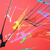 Modernes, rundes Bild Splash 55 (Nahansicht): Rote Leinwand mit dynamischen Farbspritzern in Blau, Grün, Gelb, Orange und Weiß. Zeitgenössische, abstrakte Kunst von Mark Hellbusch, 2024.