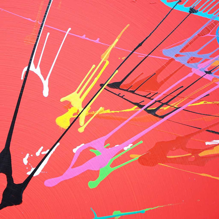 Modernes, rundes Bild Splash 55 (Nahansicht): Rote Leinwand mit dynamischen Farbspritzern in Blau, Grün, Gelb, Orange und Weiß. Zeitgenössische, abstrakte Kunst von Mark Hellbusch, 2024.