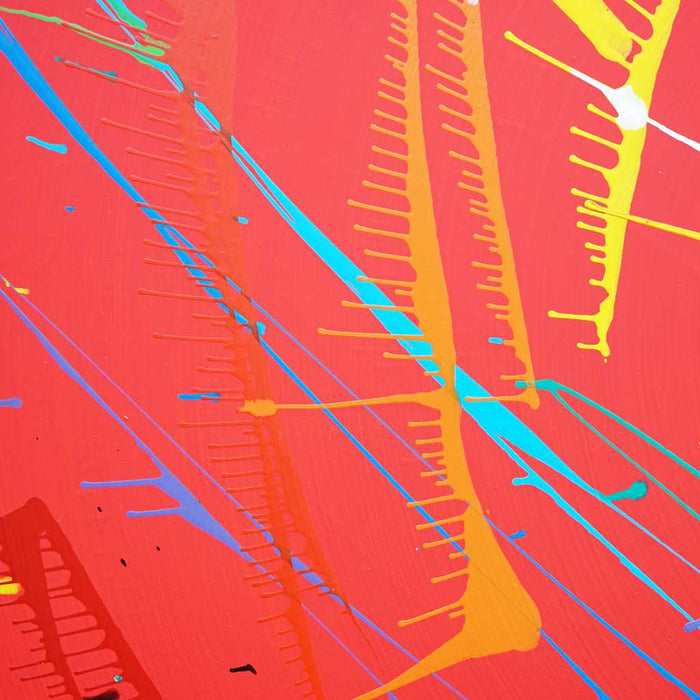 Modernes, rundes Bild Splash 55 (Nahansicht): Rote Leinwand mit dynamischen Farbspritzern in Blau, Grün, Gelb, Orange und Weiß. Zeitgenössische, abstrakte Kunst von Mark Hellbusch, 2024.