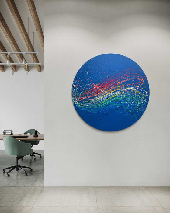 Dynamisches Gemälde in Blau (in situ), "Splash 56" mit 140 cm Durchmesser, 2024 von Mark Hellbusch gemalt.
