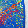 Dynamisches Gemälde in Blau (Seitenperspektive), "Splash 56" mit 140 cm Durchmesser, 2024 von Mark Hellbusch gemalt.