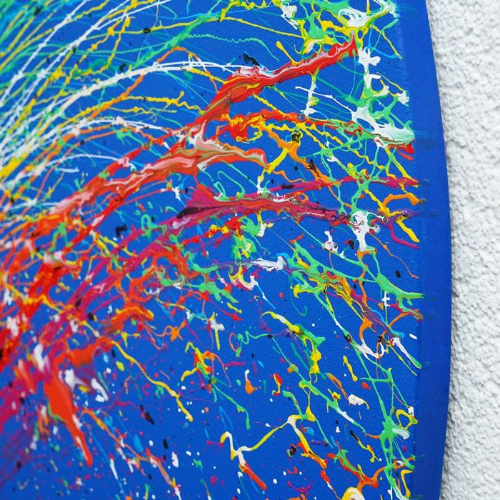 Dynamisches Gemälde in Blau (Seitenperspektive), "Splash 56" mit 140 cm Durchmesser, 2024 von Mark Hellbusch gemalt.