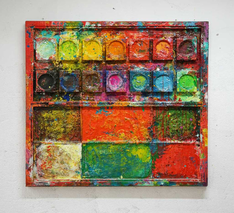 "Stierkampf" zeigt einen riesigen Farbkasten in der Größe 110 x 100 x 5 cm. In den Mischfächer (unten) sind braune, orangene, grüne, rote und weiße, oben in den Tellern die üblichen Farben einer Palette. In den Zwischenräumen sind bunte Kleckse und Flecken sichtbar. Modernes Gemälde. ARTLET - Atelier Hellbusch