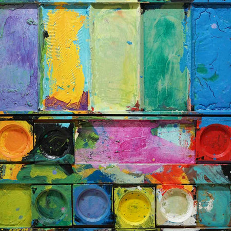 Abstraktes Farbkasten-Gemälde „Stillleben mit Blumen“ (88 × 80 × 4 cm, 2018) – Objektbild von Mark Hellbusch in Mischtechnik. Runde Farbteller in kräftigen Rot-, Gelb- und Grüntönen, kombiniert mit pastosen Flächen in Blau, Violett und Grün. Privatbesitz.