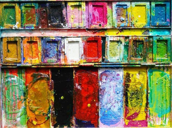 "Der Abschied" zeigt abstrakte Malerei auf einem großen Farbkasten (92 x 112 x 4 cm). In den Mischfächer (unten) sind Gelb, Blau, Grün, Rot, Schwarz und Ocker zu sehen. Oben befinden sich 16 quadratische Teller mit den üblichen Farben eines Farbkastens. In den Zwischenräumen sind Kleckse und Flecken sichtbar. Moderne Kunst vom Künstler Mark Hellbusch. ARTLET | Atelier Hellbusch