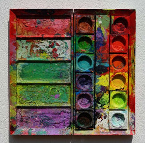 "Am Vesuv" zeigt moderne Kunst auf dem Farbkasten (80 x 80 cm). Zu sehen ist das Gemälde in Wiesbaden. In den Mischfächer (links) sind violette, grüne, weiße und rote Farben. Rechts befinden sich 12 Farbteller mit den bunten Farben eines Farbkastens. In den Zwischenräumen sind Farbkleckse und -flecken sichtbar. Moderne Kunst. ARTLET | Atelier Hellbusch.
