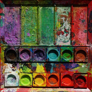 "Am Vesuv" zeigt moderne Kunst auf dem Farbkasten (80 x 80 cm). Zu sehen ist das Gemälde in Wiesbaden. In den Mischfächer (oben) sind violette, grüne, weiße und rote Farben. Unten befinden sich 12 Farbteller mit den bunten Farben eines Farbkastens. In den Zwischenräumen sind Farbkleckse und -flecken sichtbar. Moderne Kunst. ARTLET | Atelier Hellbusch.
