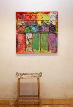 "Am Vesuv" zeigt moderne Kunst auf dem Farbkasten (80 x 80 cm), präsentiert im Atelier. Zu sehen ist das Gemälde in Wiesbaden. In den Mischfächer (unten) sind violette, grüne, weiße und rote Farben. Oben befinden sich 12 Farbteller mit den bunten Farben eines Farbkastens. In den Zwischenräumen sind Farbkleckse und -flecken sichtbar. Moderne Kunst. ARTLET | Atelier Hellbusch.