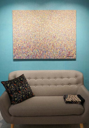 Claim 82 | Abstrakte Kunst auf Leinwand 100 x 130 cm, präsentiert im ARTLET. Bunte Farbverläufe ergeben ein schönes, dekoratives Farbfeld. Dominante Farben in violett, weiß und gelb werden mit rot, orange und blau begleitet. Oben im Bild sind bunte Farbpunkte zu sehen. Sie verwandeln sich in Farbstriche. Die Striche werden nach unten hin immer länger. So entsteht dekoratives Gemälde für den modernen Wohnraum, dass man auch Online kaufen kann. Abstrakte Kunst ARTLET | Atelier Hellbusch.
