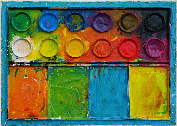 "Der Sommer" zeigt moderne Kunst auf dem Farbkasten (80 x 110 cm). In den Mischfächer (unten) sind bunte Farben zu sehen: orange, grün, blau und gelb. Oben befinden sich 12 Farbteller mit der typischen Palette der Farben eines Farbkastens. In den Zwischenräumen sind Farbkleckse und -flecken sichtbar. Die Malerei wurde experimentell umgesetzt. Abstraktes Gemälde. ARTLET | Atelier Hellbusch.
