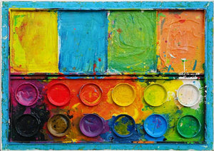 "Der Sommer" zeigt moderne Kunst auf dem Farbkasten (80 x 110 cm). In den Mischfächer (oben) sind bunte Farben zu sehen: orange, grün, blau und gelb. Unten befinden sich 12 Farbteller mit der typischen Palette der Farben eines Farbkastens. In den Zwischenräumen sind Farbkleckse und -flecken sichtbar. Die Malerei wurde experimentell umgesetzt. Abstraktes Gemälde. ARTLET | Atelier Hellbusch.