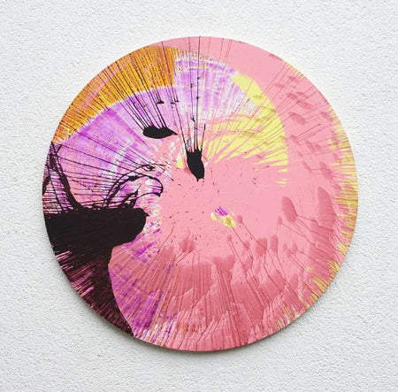 Splash 29 | Modernes Kunstwerk auf runder Leinwand (Durchmesser 80 cm). Das Gemälde ist bunt mit Pink als dominante Farbe. Außerdem sind Gelb, Orange und Schwarz in einer schwungvollen, abstrakten Komposition zu sehen. Die Malerei ist rein experimentell. Präsentiert und fotographiert an der Außenmauer des Ateliers Hellbusch. Modernes Gemälde auf bunte, abstrakte Art. Modernes Kunstwerk. ARTLET | Atelier Hellbusch