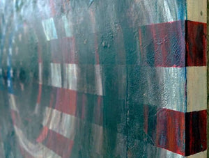 America | zeitgenössisches, großformatiges Gemälde in blau, weiß, rot und braun zeigt die amerikanische Flagge (Seitenperspektive). Die Flagge ist verknüpft mit einem Wirbel. Sie erinnert an Schatten eines Sturmtiefs. Die Lasuren in Verbindung mit der haptischen Grundierung ergeben einen edlen Eindruck des modernen Gemäldes. Die zeitgenössische Malerei kann man auch online kaufen. Zeitgenössische Malerei. ARTLET | Atelier Hellbusch.
