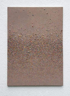 Das Bild zeigt Marsfeld CLIV, ein experimentelles Gemälde aus Farbresten (Größe: 70 x 50 cm). Die Brocken bestehen aus zerschlagenen Ölfarben, Acrylfarben und Lacke, die auf der Palette getrocknet waren. Über die Größenunterschiede der Farbbrocken entsteht eine Komposition, die an den Strand erinnert. Experimentelles Gemälde. ARTLET - Atelier Hellbusch.