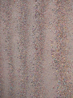 Das Bild zeigt Marsfeld CLX aus der Seitenperspektive, bestehend aus Farbresten der Palette (110 x 150 cm). Die Gemälde der Marsfeld Serie lassen lediglich über die Größenunterschiede der Farbreste eine Komposition entstehen. Die Erhebungen ergeben hier eine wellenartige Struktur. Sie erinnern an Sand und Strand. Abstraktes Gemälde. ARTLET | Atelier Hellbusch.
