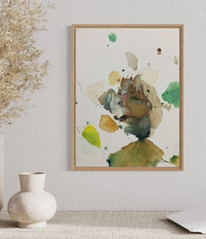 Seltenes Eichhörnchen II | modernes Tiermotiv und kleines Bild (40 x 30 cm) präsentiert im Raum. Braune, grüne und graue Farben ergeben eine abstrakte Komposition aus Farbflecken. Auf dem zweiten Blick erkennt man ein Eichhörnchen. Die weiße Grundierung in Kombination mit der reduzierten Malerei ergeben eine anregende Leichtigkeit und Magie. Kann man im Onlinehandel kaufen. Modernes Tiermotiv. ARTLET | Atelier Hellbusch.
