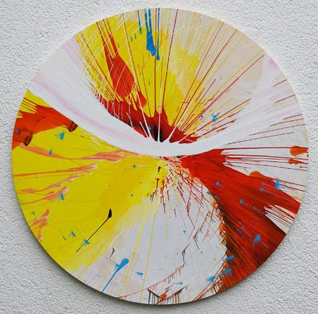 Splash 23 | Coole Kunst auf abstrakte Art. Malerei auf runde Leinwand mit einem Durchmesser von 80 cm. Das Gemälde ist bunt mit Weiß als dominante Farbe. Außerdem sind Gelb, Rot und Blau in einer schwungvollen, abstrakten Komposition zu sehen. Die Malerei ist rein experimentell. Präsentiert und fotographiert an der Außenmauer des Ateliers Hellbusch. Coole Kunst auf bunte, abstrakte Art. Coole Kunst ARTLET | Atelier Hellbusch