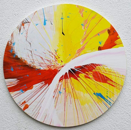 Splash 23 | Coole Kunst auf abstrakte Art. Malerei auf runde Leinwand mit einem Durchmesser von 80 cm. Das Gemälde ist bunt mit Weiß als dominante Farbe. Außerdem sind Gelb, Rot und Blau in einer schwungvollen, abstrakten Komposition zu sehen. Die Malerei ist rein experimentell. Präsentiert und fotographiert an der Außenmauer des Ateliers Hellbusch. Coole Kunst auf bunte, abstrakte Art. Coole Kunst ARTLET | Atelier Hellbusch